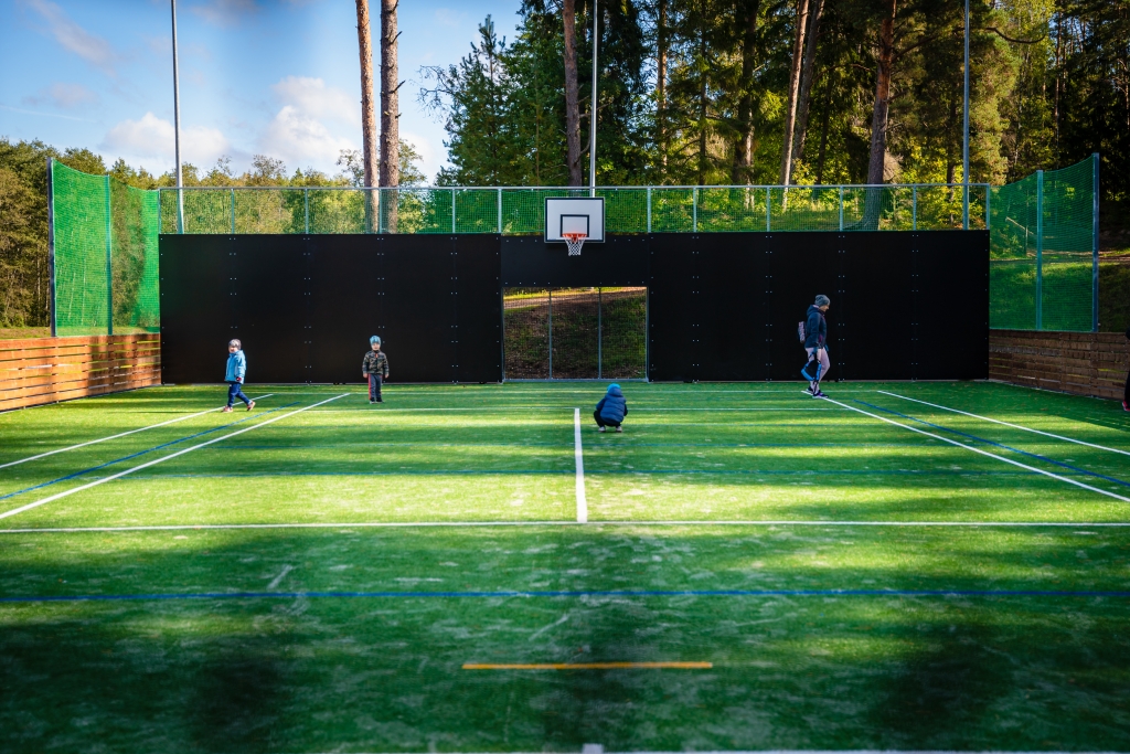 Illustratiivne foto: Tõrva Gümnaasiumi multifunktsionaalne väljak. Riiska linnaosa väljaku visuaal valmib projekteerimise käigus.