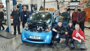 Pildil Tõrva vallale kuulunud amortiseerunud auto ning Valgamaa Kutseõppekeskuse õpilased