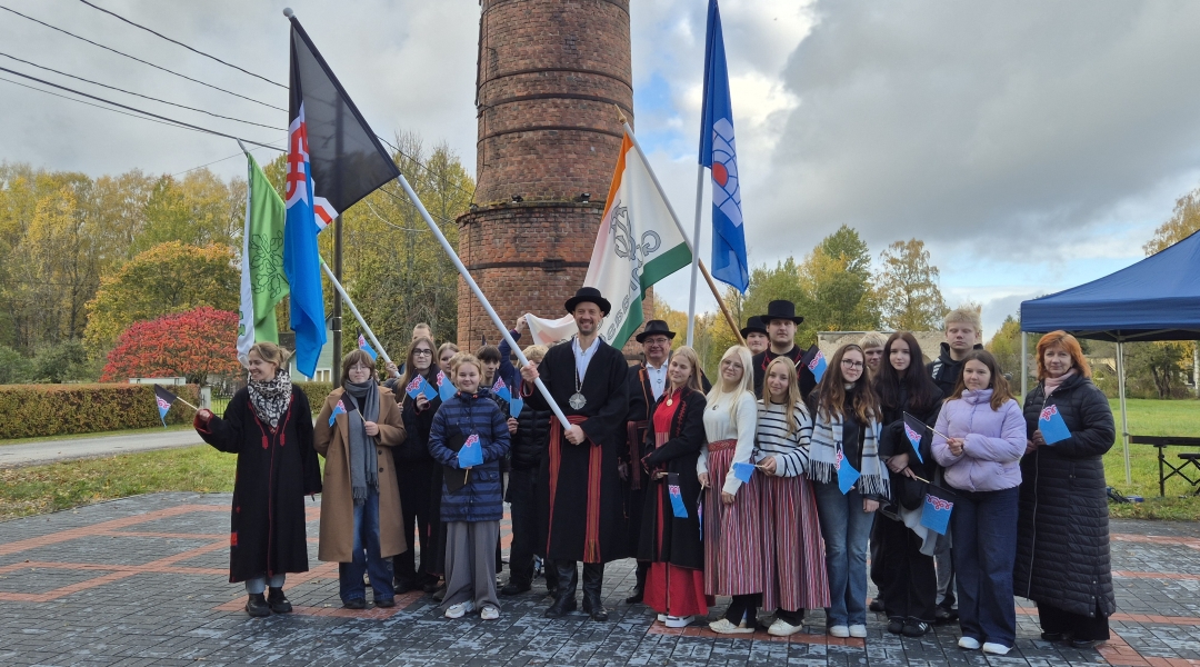 Pildil Tõrva Gümnaasiumi ja Riidaja Kooli noored õpetajate, vallavanema ja Mulgi vanemaga